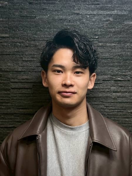 大人の抜け感を演出する、ナチュラルショートスタイル