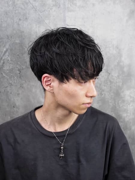 黒髪が映える軽やかマッシュで大人の余裕を