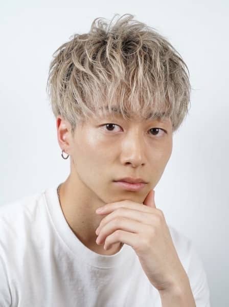 透明感抜群！ハイトーン × 無造作マッシュで旬スタイルに