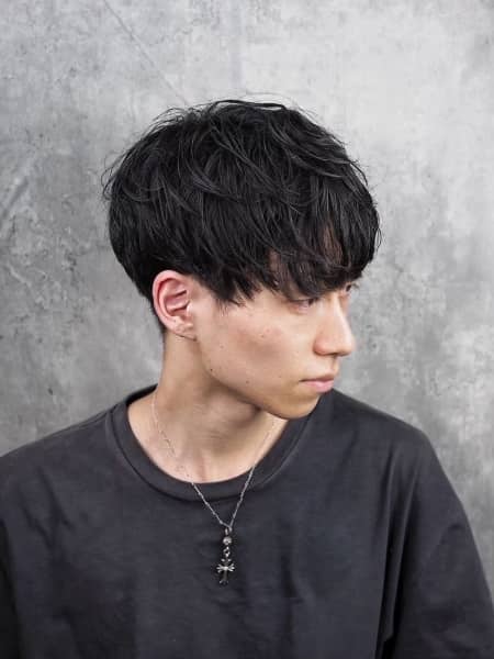 黒髪×ゆるパーマで作る“無造作マッシュ”スタイル