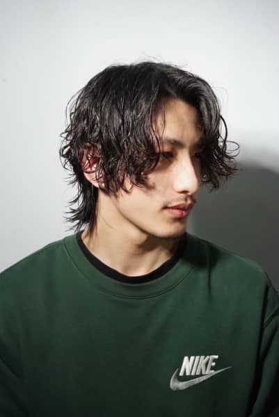 大人の色気を引き出す。スパイラルパーマ×センターパート