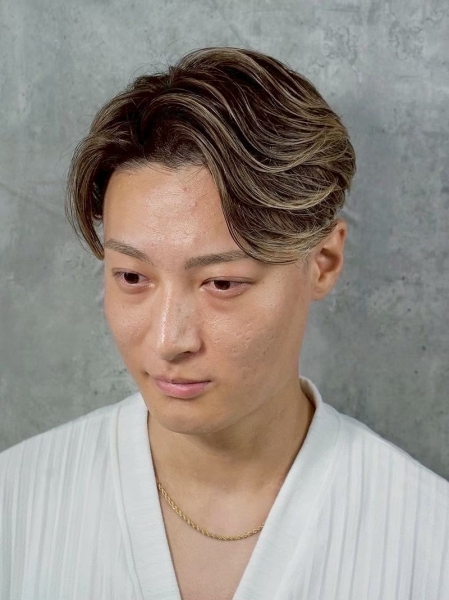 大人の魅力を格上げ！自然な白髪ハイライト