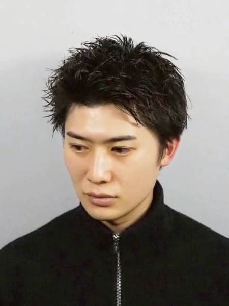 丸顔をシャープに見せるショート