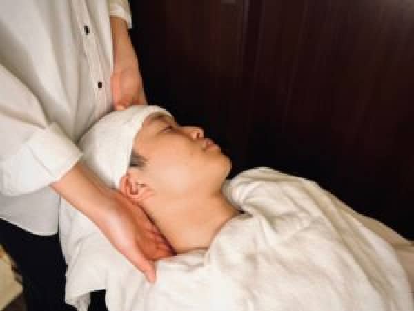 首元から整えるネックリンパケア