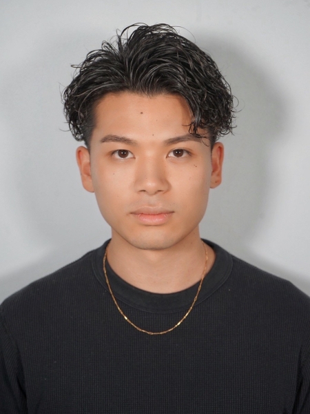 爽やかさ際立つアップバングパーマヘア