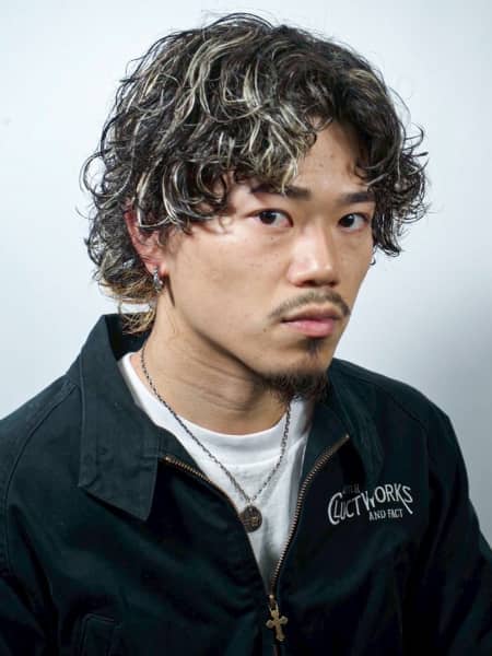 立体感と抜け感を両立！メッシュカラー×スパイラルパーマで魅せる旬スタイル