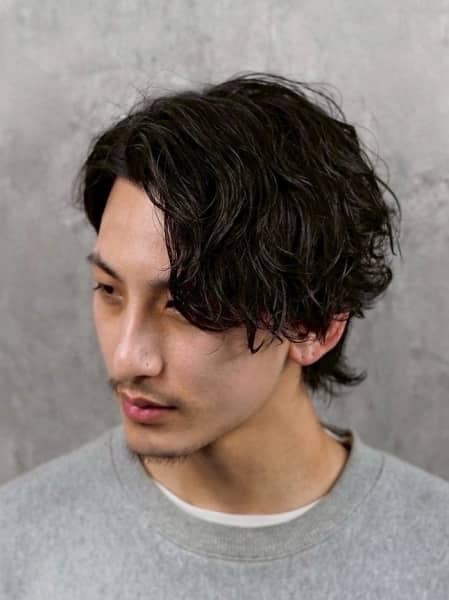 【メンズパーマ】大人の色気を引き出す“スパイラル×センターパート”で洒落感アップ