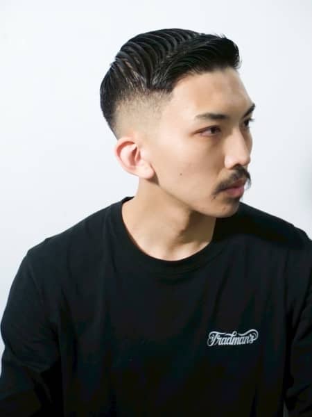 【スキンフェード × フェザーアップ】男らしさと清潔感を兼ね備えたハイフェードスタイル