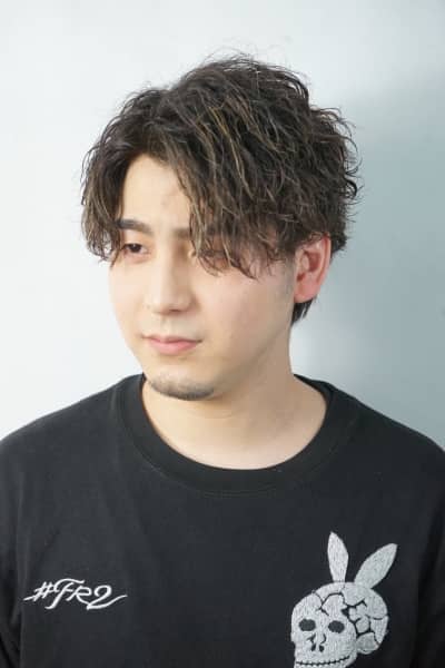 センターパート×ツイスパでこなれ感